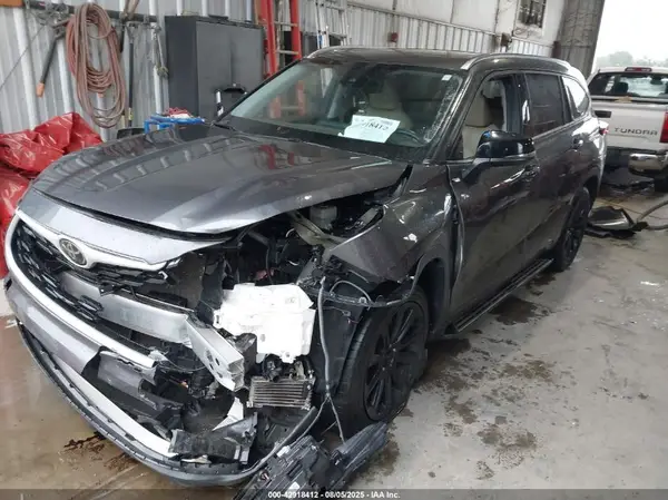 5TDGZRAH5MS527807 2021 TOYOTA HIGHLANDER - Image 2