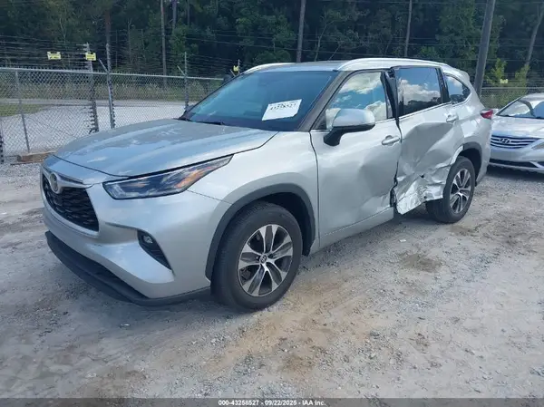 5TDGZRAH5MS537821 2021 TOYOTA HIGHLANDER - Image 2