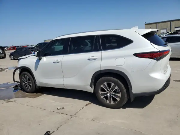 5TDGZRAH5NS099819 2022 TOYOTA HIGHLANDER - Image 2