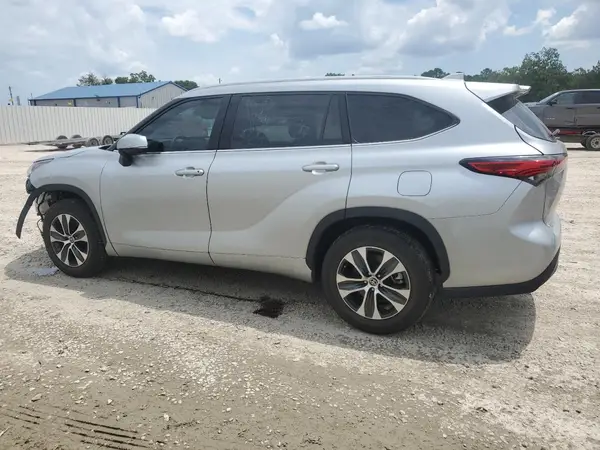 5TDGZRAH5NS101472 2022 TOYOTA HIGHLANDER - Image 2