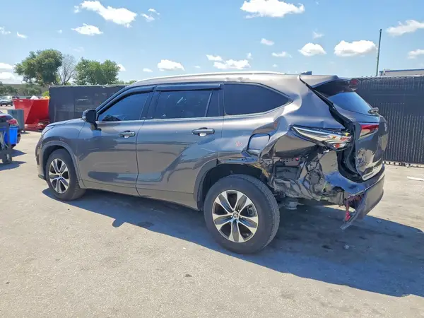5TDGZRAH5NS105683 2022 TOYOTA HIGHLANDER - Image 2
