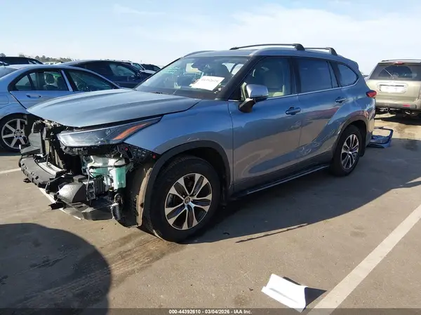 5TDGZRAH5NS108096 2022 TOYOTA HIGHLANDER - Image 2