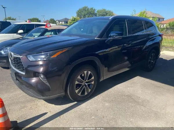 5TDGZRAH5NS111001 2022 TOYOTA HIGHLANDER - Image 2