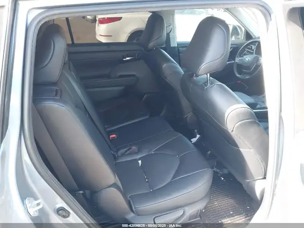 5TDGZRAH5NS116019 2022 TOYOTA HIGHLANDER - Image 8