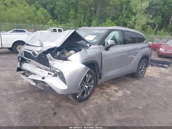 5TDGZRAH5NS122399 2022 TOYOTA HIGHLANDER - Image 2