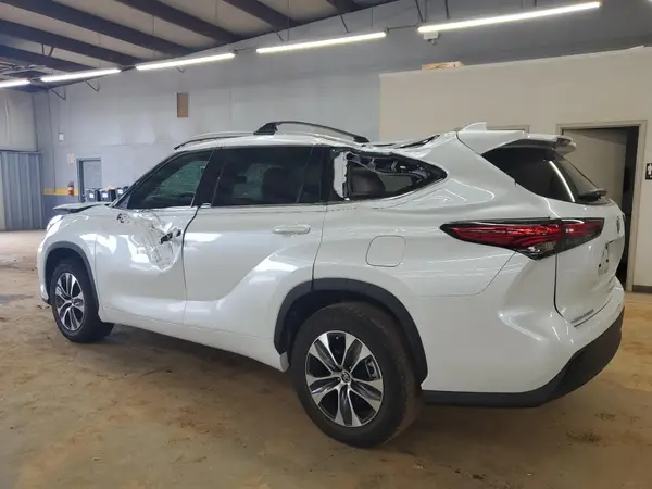 5TDGZRAH5NS123827 2022 TOYOTA HIGHLANDER - Image 2