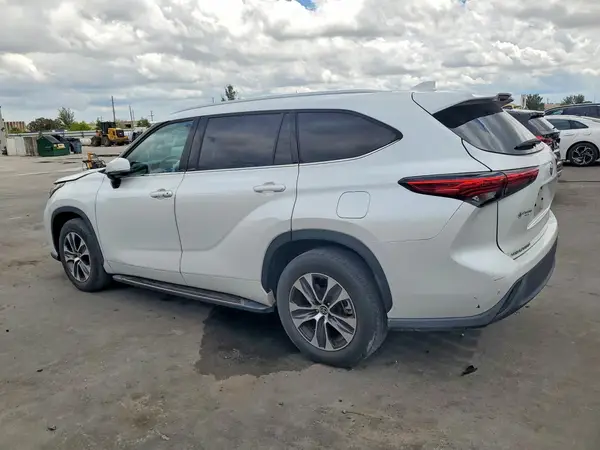 5TDGZRAH5NS544494 2022 TOYOTA HIGHLANDER - Image 2