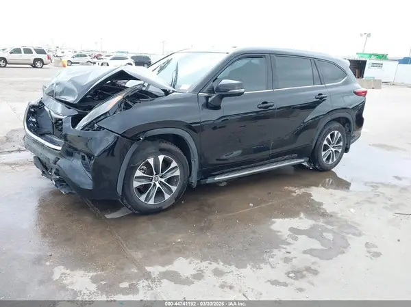 5TDGZRAH5NS548531 2022 TOYOTA HIGHLANDER - Image 2