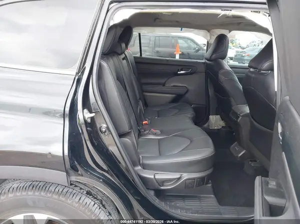 5TDGZRAH5NS548531 2022 TOYOTA HIGHLANDER - Image 8