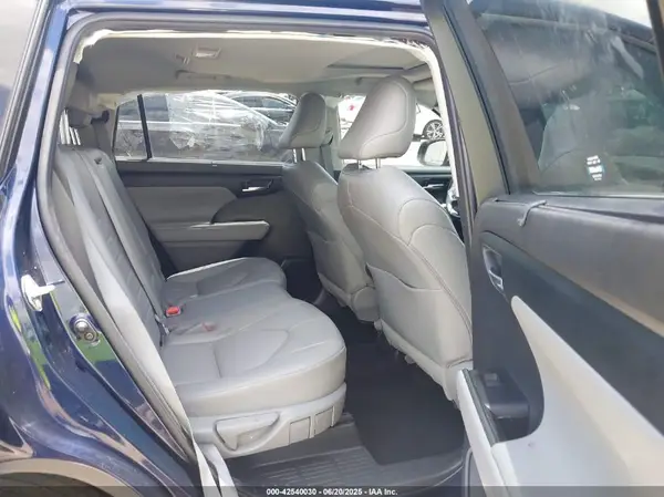 5TDGZRAH5NS549601 2022 TOYOTA HIGHLANDER - Image 8