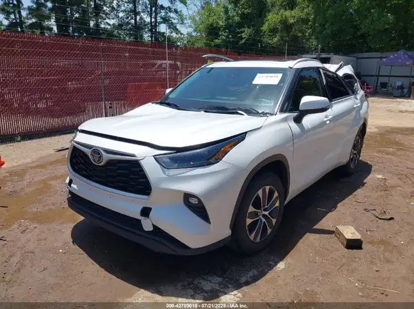 5TDGZRAH5NS556581 2022 TOYOTA HIGHLANDER - Image 2