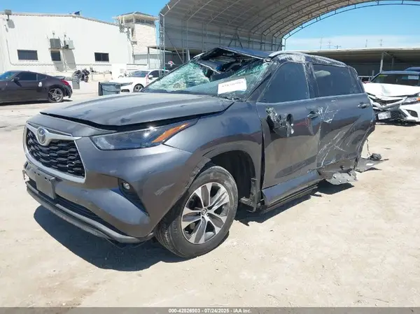 5TDGZRAH5NS558556 2022 TOYOTA HIGHLANDER - Image 2
