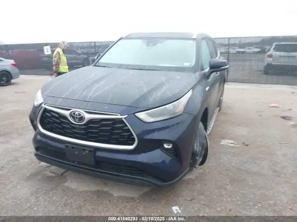 5TDGZRAH5NS559562 2022 TOYOTA HIGHLANDER - Image 2