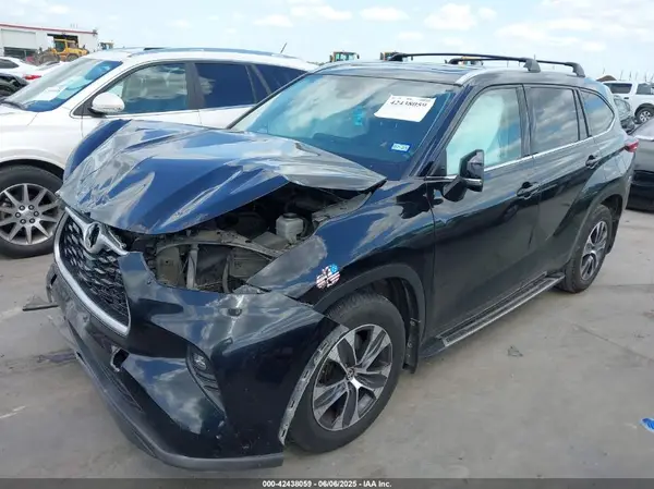 5TDGZRAH6LS019070 2020 TOYOTA HIGHLANDER - Image 2