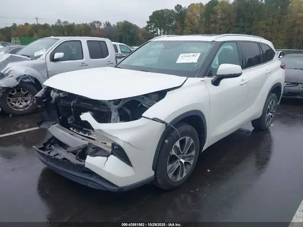 5TDGZRAH6MS036064 2021 TOYOTA HIGHLANDER - Image 2