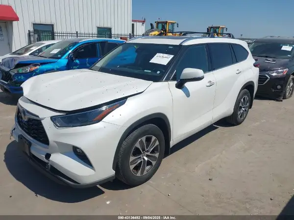 5TDGZRAH6MS048053 2021 TOYOTA HIGHLANDER - Image 2