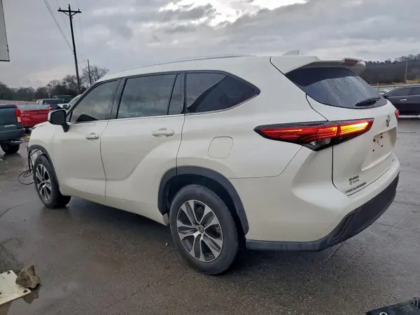 5TDGZRAH6MS072868 2021 TOYOTA HIGHLANDER - Image 2