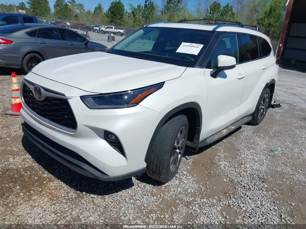 5TDGZRAH6MS074975 2021 TOYOTA HIGHLANDER - Image 2
