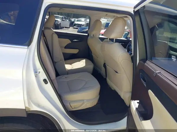 5TDGZRAH6MS074975 2021 TOYOTA HIGHLANDER - Image 8
