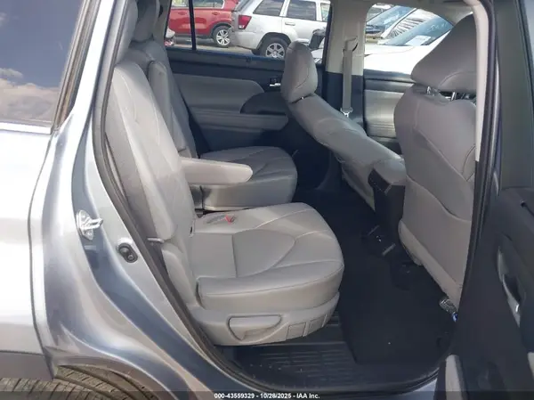 5TDGZRAH6MS084146 2021 TOYOTA HIGHLANDER - Image 8