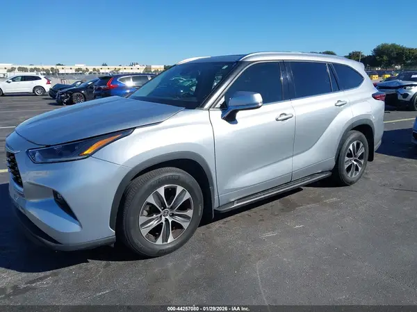5TDGZRAH6MS086981 2021 TOYOTA HIGHLANDER - Image 2