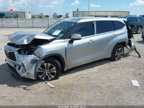 5TDGZRAH6MS088715 2021 TOYOTA HIGHLANDER - Image 2