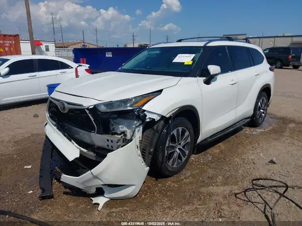 5TDGZRAH6MS515004 2021 TOYOTA HIGHLANDER - Image 2