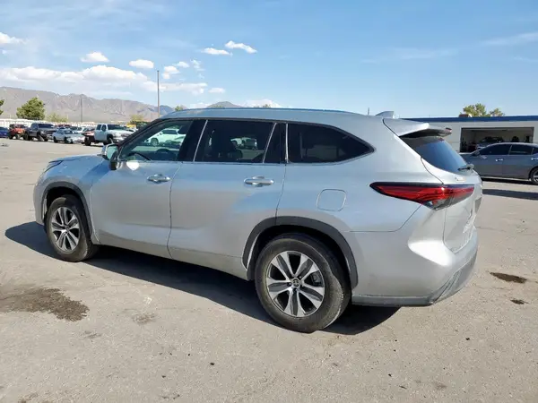 5TDGZRAH6MS516749 2021 TOYOTA HIGHLANDER - Image 2