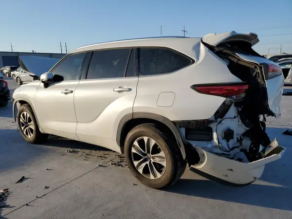 5TDGZRAH6MS518193 2021 TOYOTA HIGHLANDER - Image 2