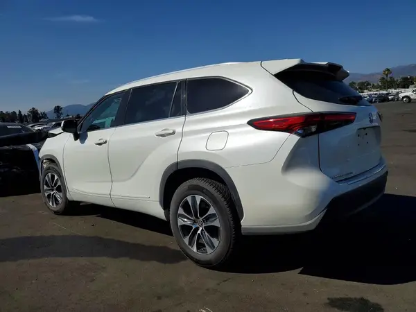 5TDGZRAH6MS530294 2021 TOYOTA HIGHLANDER - Image 2