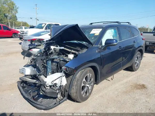 5TDGZRAH6MS530747 2021 TOYOTA HIGHLANDER - Image 2