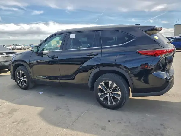 5TDGZRAH6MS531140 2021 TOYOTA HIGHLANDER - Image 2