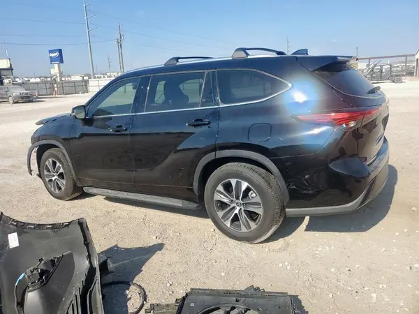 5TDGZRAH6MS531493 2021 TOYOTA HIGHLANDER - Image 2