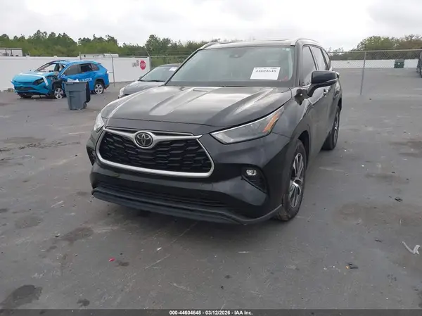 5TDGZRAH6NS096346 2022 TOYOTA HIGHLANDER - Image 2