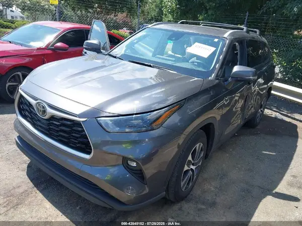 5TDGZRAH6NS109872 2022 TOYOTA HIGHLANDER - Image 2