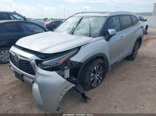 5TDGZRAH6NS129393 2022 TOYOTA HIGHLANDER - Image 2