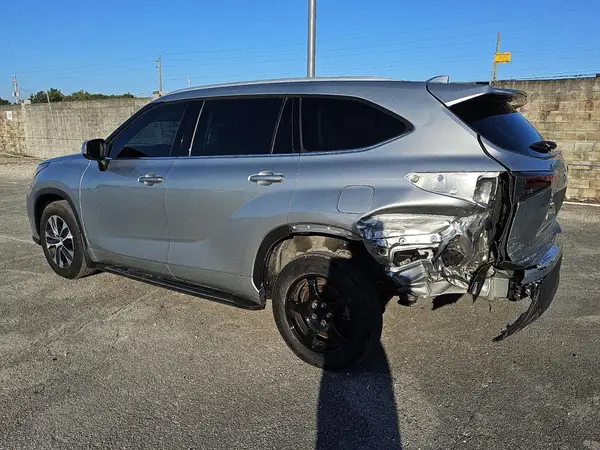 5TDGZRAH6NS134898 2022 TOYOTA HIGHLANDER - Image 2