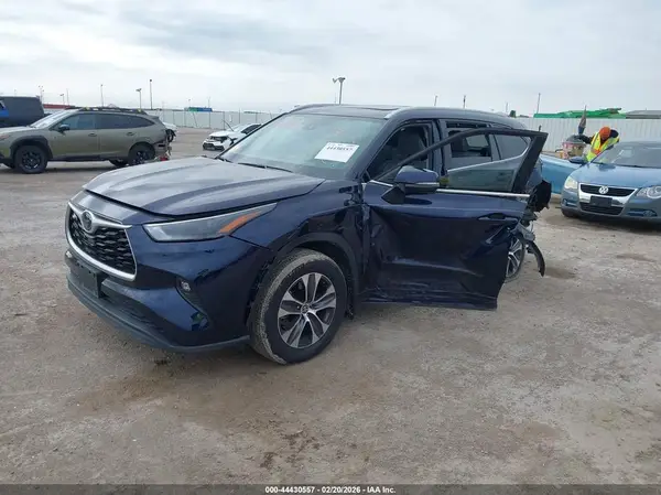5TDGZRAH6NS142726 2022 TOYOTA HIGHLANDER - Image 2