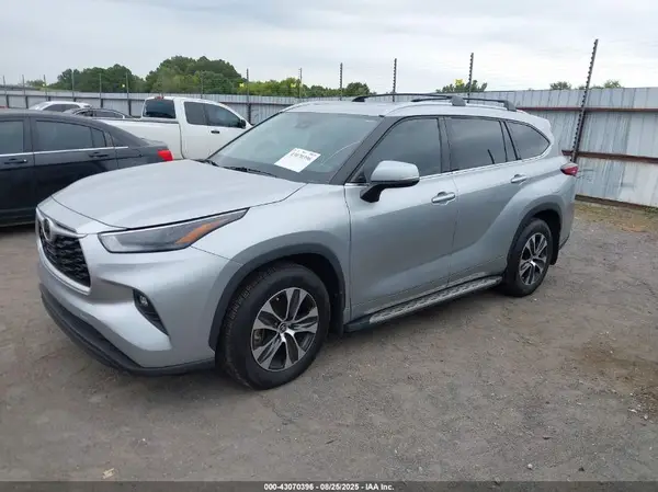 5TDGZRAH6NS549624 2022 TOYOTA HIGHLANDER - Image 2