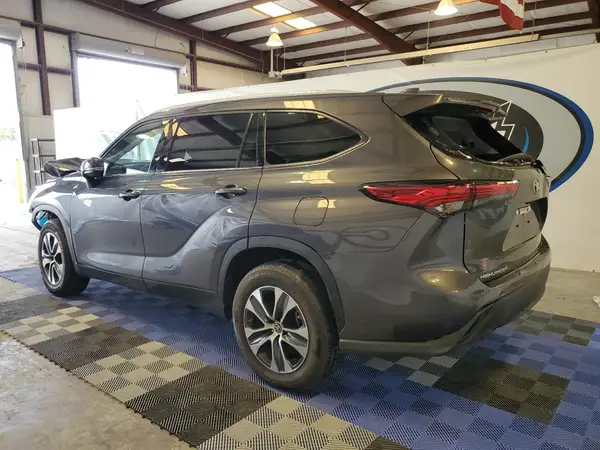 5TDGZRAH6NS551339 2022 TOYOTA HIGHLANDER - Image 2