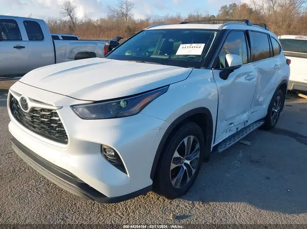 5TDGZRAH6NS557996 2022 TOYOTA HIGHLANDER - Image 2