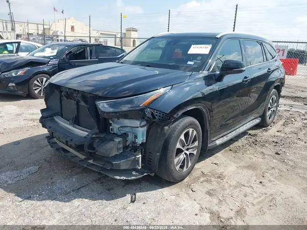 5TDGZRAH6NS560932 2022 TOYOTA HIGHLANDER - Image 2