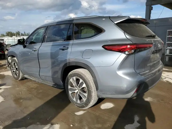 5TDGZRAH7LS008286 2020 TOYOTA HIGHLANDER - Image 2