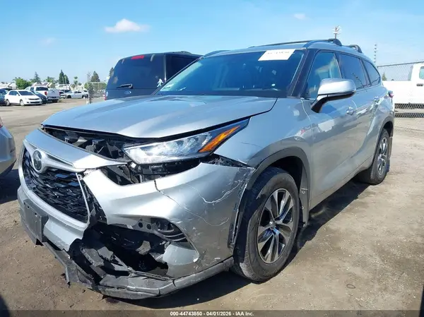 5TDGZRAH7LS505032 2020 TOYOTA HIGHLANDER - Image 2