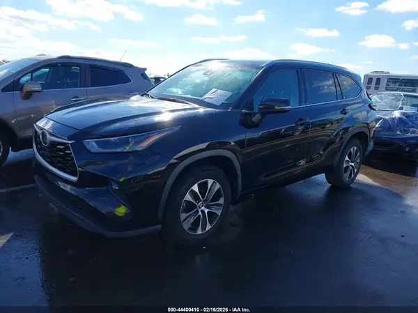 5TDGZRAH7MS039295 2021 TOYOTA HIGHLANDER - Image 2