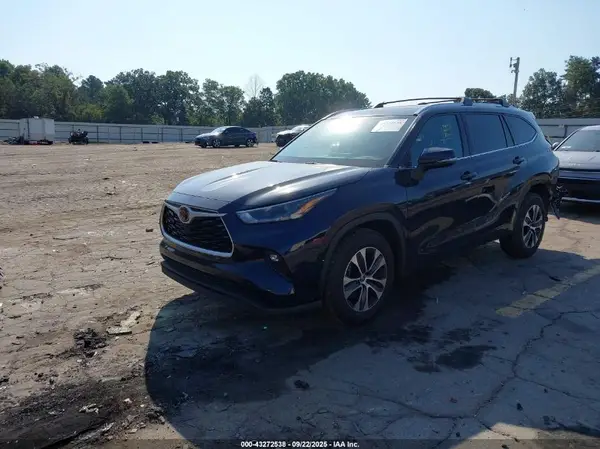 5TDGZRAH7MS045078 2021 TOYOTA HIGHLANDER - Image 2
