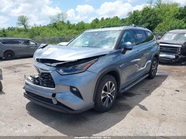 5TDGZRAH7MS069705 2021 TOYOTA HIGHLANDER - Image 2