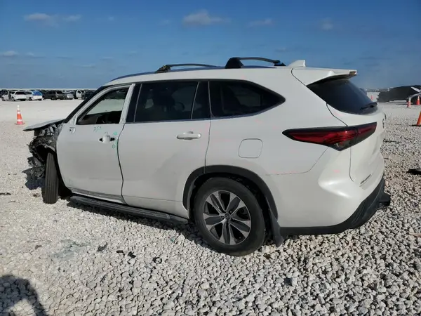 5TDGZRAH7MS526870 2021 TOYOTA HIGHLANDER - Image 2
