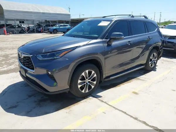 5TDGZRAH7MS528781 2021 TOYOTA HIGHLANDER - Image 2