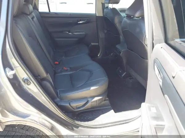 5TDGZRAH7MS528781 2021 TOYOTA HIGHLANDER - Image 8